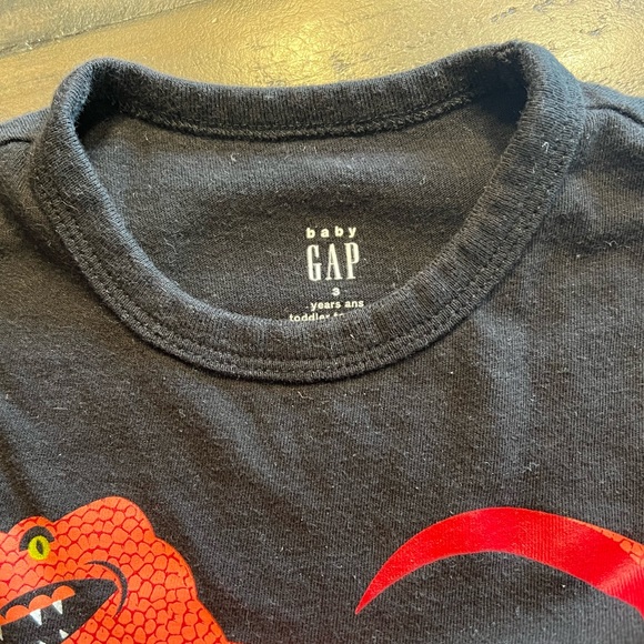 Baby Gap Size 3 Black T-Shirt with Orange/Reddish Dinosaur - Picture 3 of 3